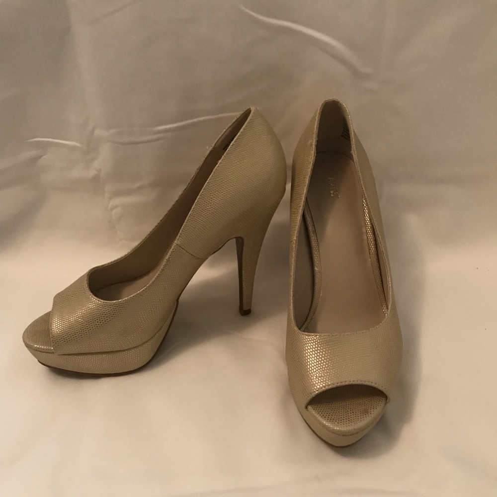 Apt 9 women’s platform heels with peep toe